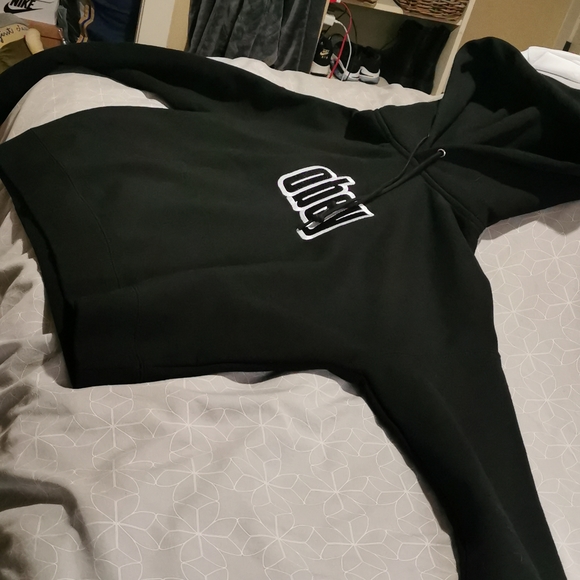 xs OBEY cropped hoody with stitched emblem - Picture 2 of 4